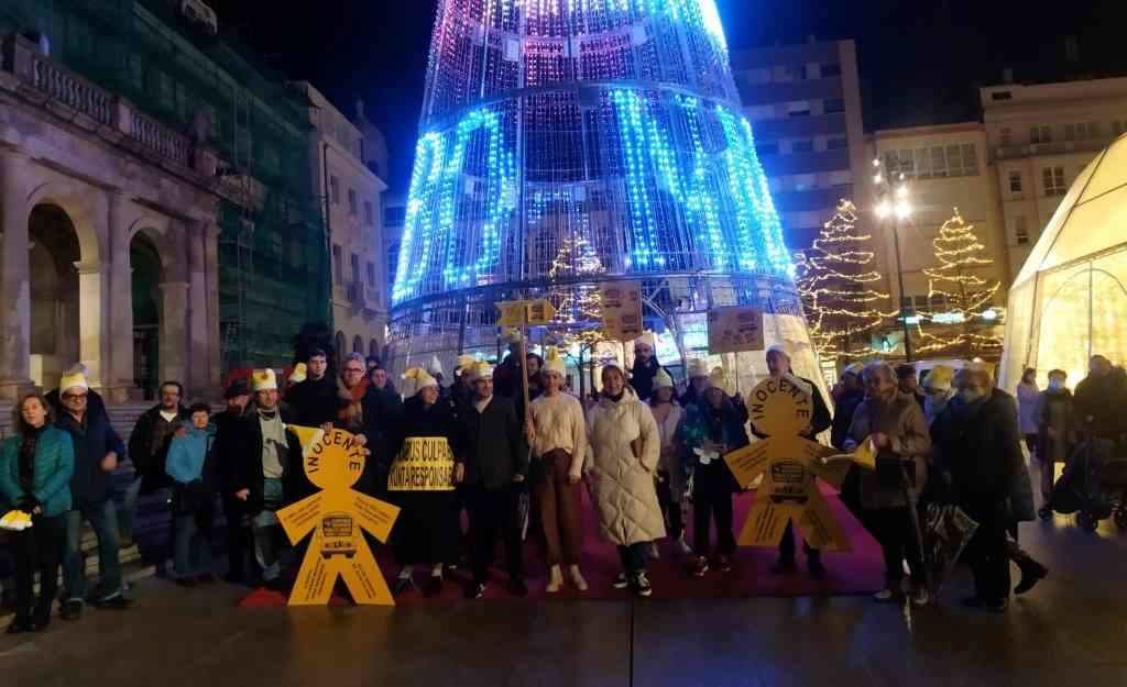 Mobilización de onte en Ferrol con bonecos de 'Inocente'. (Foto: Nós Diario)