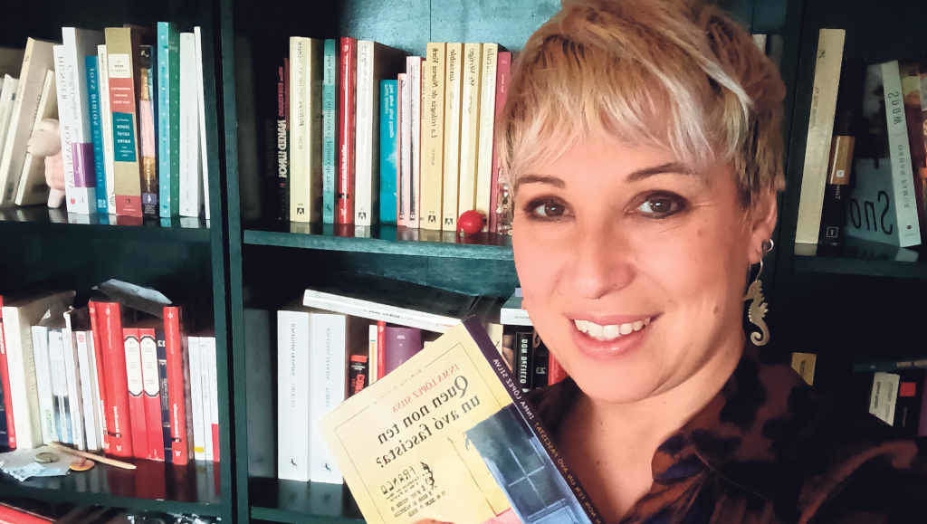 A escritora Inma López Silva co seu novo libro (Foto: Nós Diario).