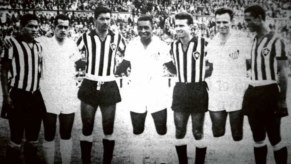 Edson Arantes do Nascimento (centro), con Garrincha, Jair, Milton Santos, Zagallo, Pepe e Didí sobre o céspede de Riazor.