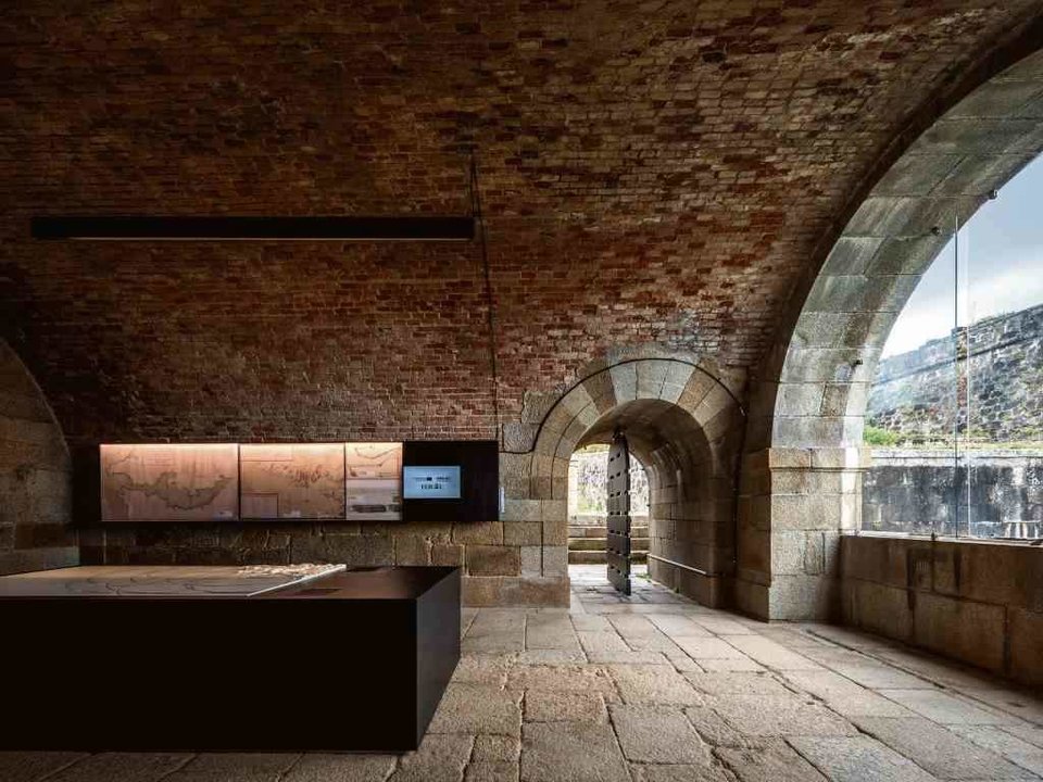 Interior da torre do Castelo de san Felipe coa exposición da histórica.(Foto: Santos-Díez)
