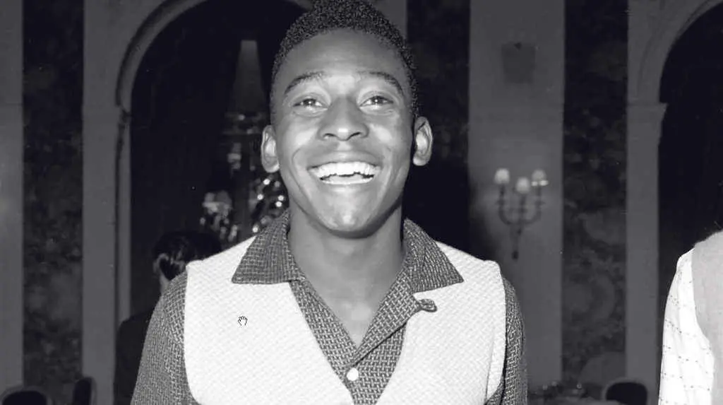 Un nov&iacute;simo Pel&eacute;, no marco da xira europea do Santos que o trouxo at&eacute; A Coru&ntilde;a para disputar o Trofeo Teresa Herrera no ver&aacute;n de 1959 (Foto: Gahetna).
