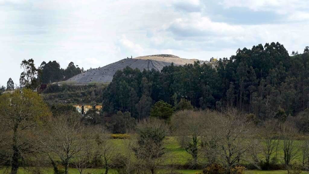 Vista do vertedoiro de Miramontes desde Lamascal. (Foto: Plataforma de afectados 'STOP Vertedoiro Santiago)