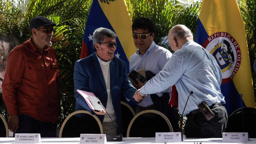 O líder da negociación do ELN, Israel Ramírez Pineda, alias 'Pablo Beltrán', saúda o representante do Goberno colombiano, Otty Patiño (Foto: Jesús Vargas / dpa).