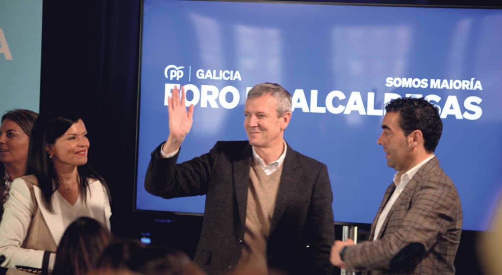 O presidente da Xunta, Alfonso Rueda, no centro, coa alcaldesa de Mos, Nidia Arévalo, e o presidente do PP de Pontevedra, Luís López (Foto: Europa Press).