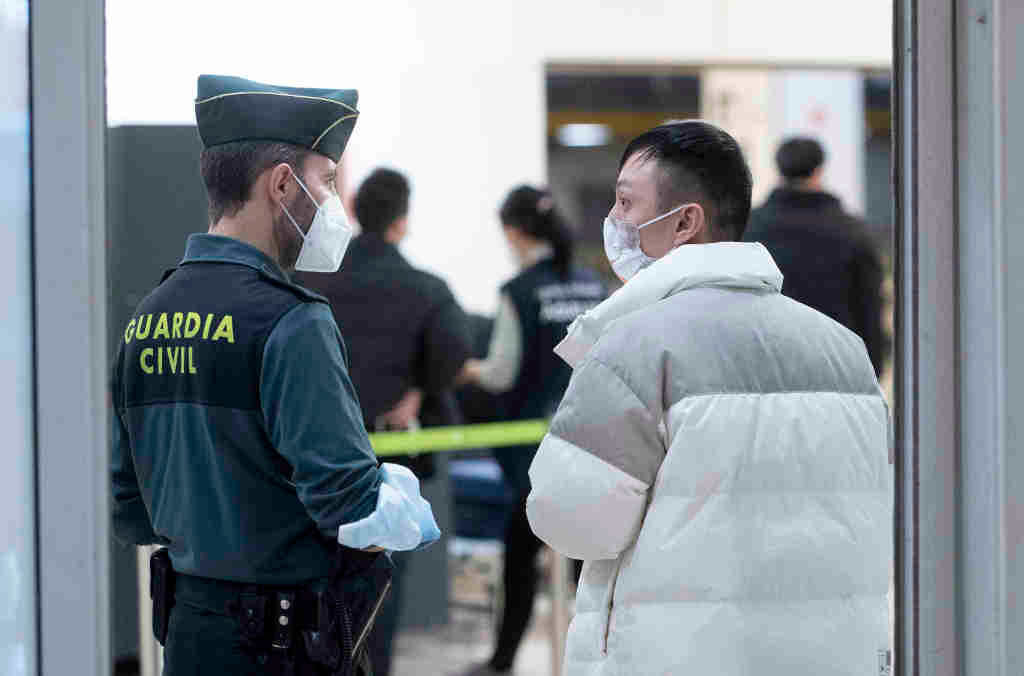 As forzas de seguridade española exixiron onte medidas sanitarias adicionais en Madrid ás persoas procedentes da China. (Foto: Alberto Ortega / Europa Press)