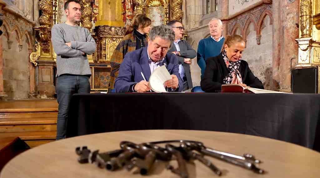 Lores e Silva asinando a cesión de Santa Clara, hoxe. (Foto: Concello de Pontevedra)