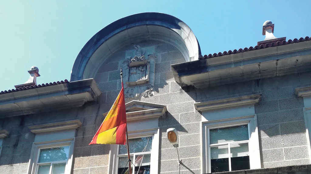 Escudo franquista na fachada do edificio de Aduanas en Vigo (Foto: CCM).