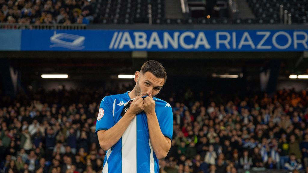 O de Monelos, bicando o escudo   na súa presentación. (Foto: RC Deportivo).