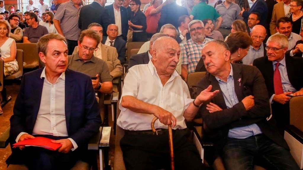 Nicolás Redondo, no centro, xunto ao ex presidente do Goberno español (esquerda), José Luis Rodríguez Zapatero, e o actual líder de UGT (dereita), Pepe Álvarez. (Foto: Ricardo Rubio / Europa Press)