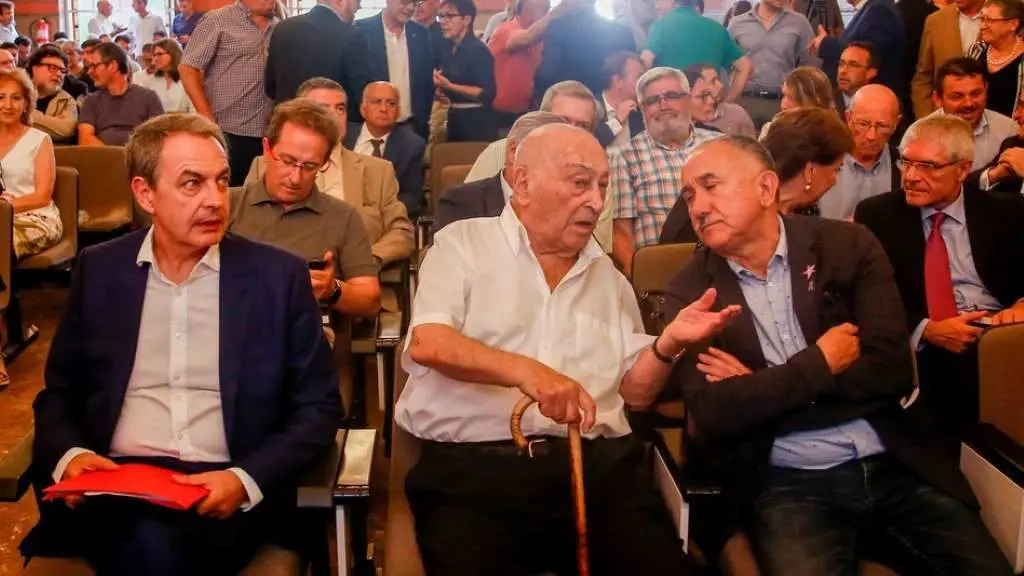 Nicol&aacute;s Redondo, no centro, xunto ao ex presidente do Goberno espa&ntilde;ol (esquerda), Jos&eacute; Luis Rodr&iacute;guez Zapatero, e o actual l&iacute;der de UGT (dereita), Pepe &Aacute;lvarez. (Foto: Ricardo Rubio / Europa Press)
