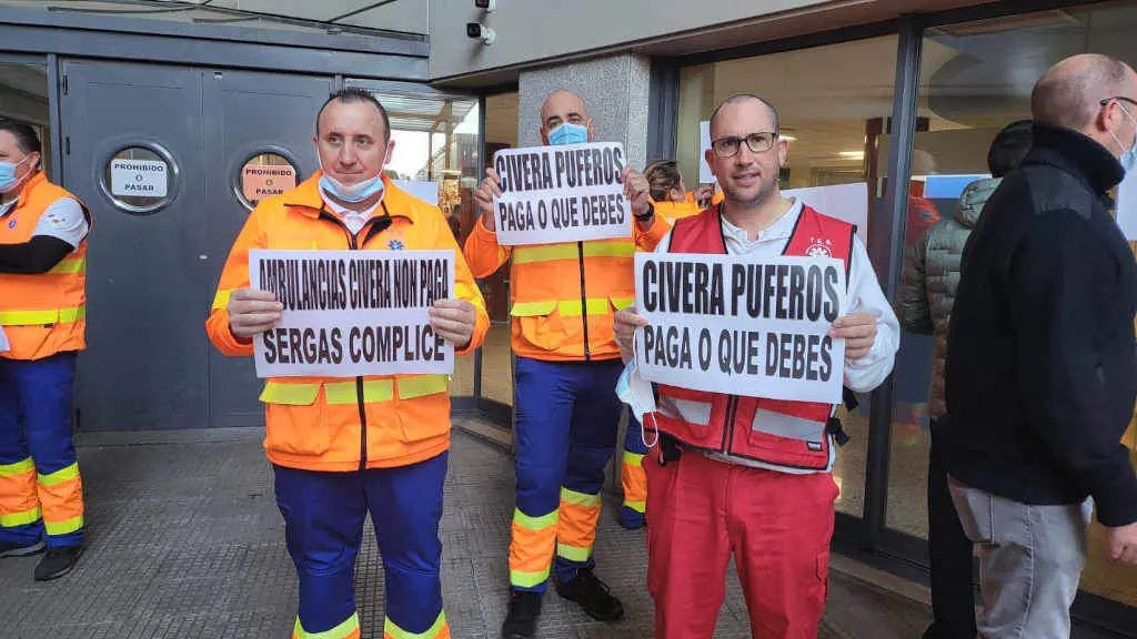 Persoal durante a protesta (Foto: N&oacute;s Diario).