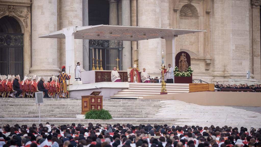 Funeral de Joseph Ratzinger, coñecido na relixión católica por Bieito XVI, oficiado polo Papa Francisco esta quinta feira no Vaticano. (Foto: Michael Kappeler / DPA)