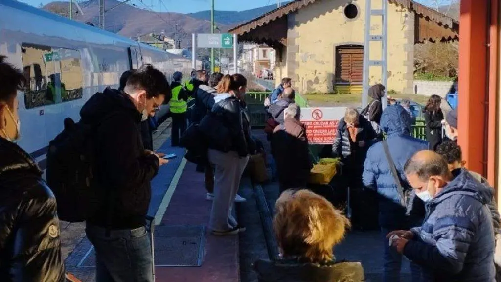 As persoas viaxeiras que se dirix&iacute;an a Barcelona, paradas en San Clodio. (Foto: H. G.)