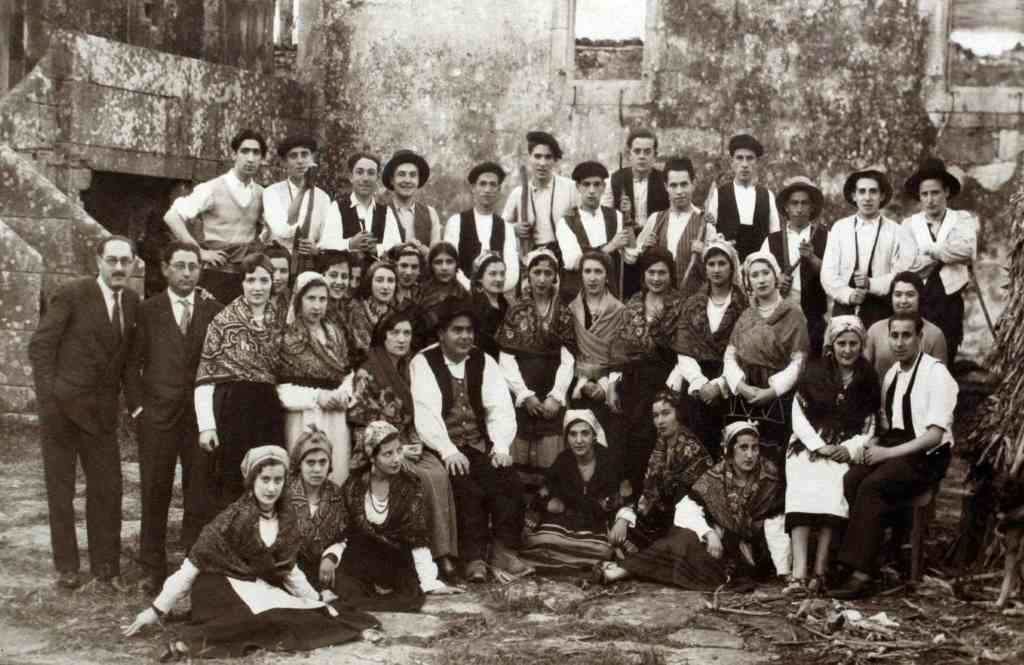 Os libretistas (á esquerda) e o Cadro de Declamación do Recreo-liceo de Vilagarcía, nunha reposición de 'A lenda de Montelongo', 1932.