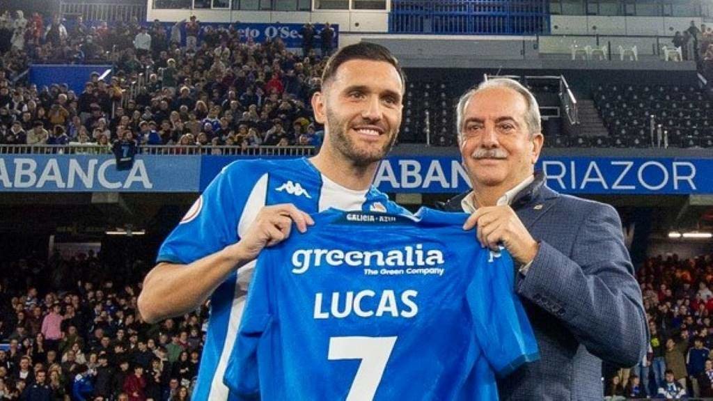 A camiseta de Lucas Pérez, co dorsal '7' e o patrocinio de Greenalia. (Foto: RC Deportivo)