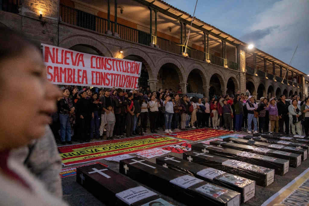 Vixilia polas vítimas da represión do Exército e da Policía do Perú a quinta feira na praza de Armas de Ayacucho. (Foto: Miguel Gutiérrez Chero)