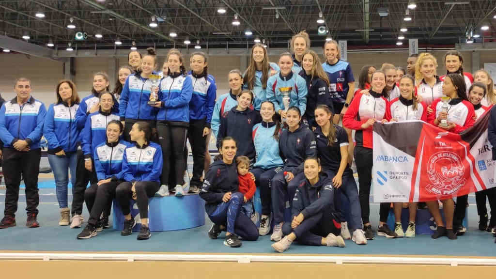 O podio feminino en Ourense (Foto: Federación galega de atletismo).