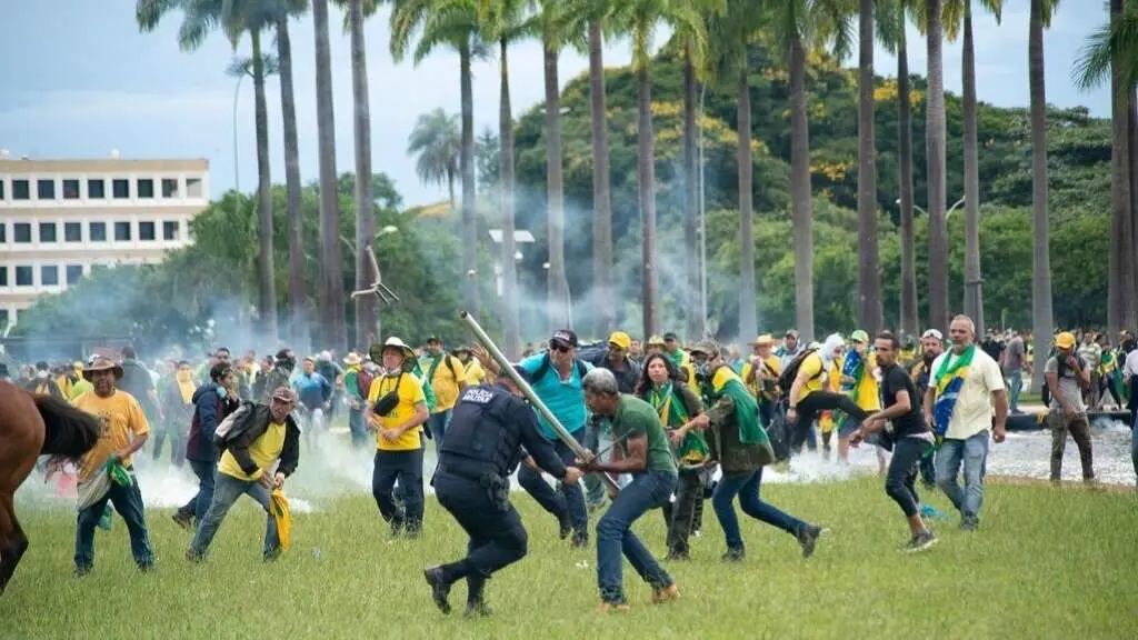 Enfrontamentos entre polic&iacute;as e seguidores radicais do ultradereitista Jair Bolsonaro. (Foto: Matheus Alves / DPA)