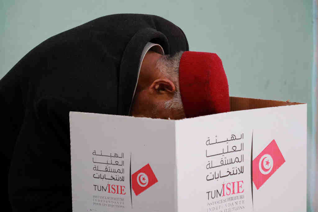 Unha persoa vota nas eleccións lexislativas de Tunisia en decembro de 2022. (Foto: Hasan Mrad / IMAGESLIVE via ZUMA P / DPA)