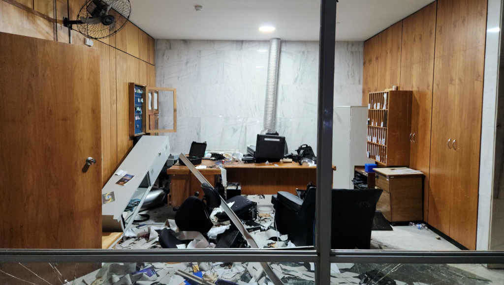 Unha das salas arrasadas polos asaltantes bolsonaristas (Foto: @DeputadoFederal).