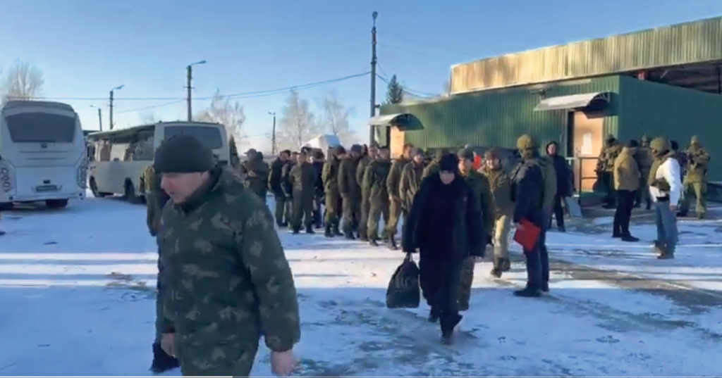 Soldados rusos liberados por Ucraína subindo a autobuses (Foto: Nós Diario).