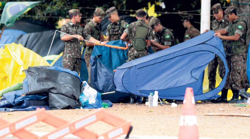Soldados desaloxan un campamento bolsonarista fronte a un cuartel do Ex&eacute;rcito en Brasilia (Foto: Marcello Casal / Axencia Brazil).