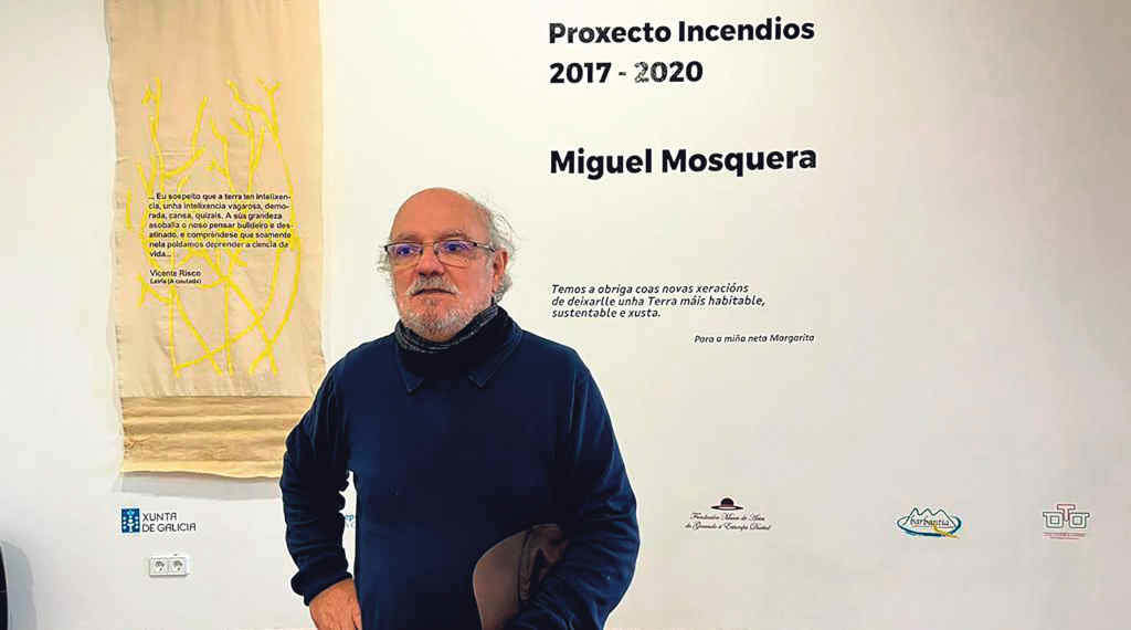 Miguel Mosquera aborda os efectos dos fogos na súa mostra (Foto: Nós Diario).