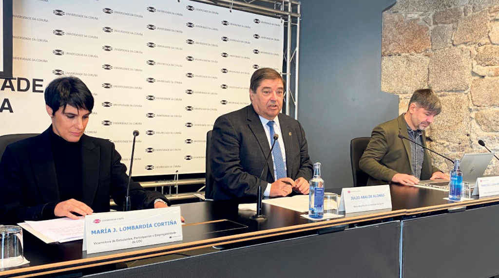 María José Lombardía, Julio Abalde e Francisco José León Medina na presentación dos datos de empregabilidade na UDC (Foto: UDC).