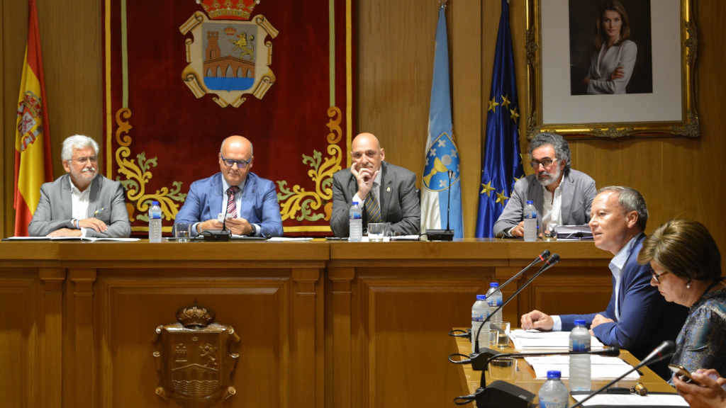 José Manuel Baltar (segundo pola esuqerda) durante un pleno na Deputación de Ourense (Foto: Europa Press).