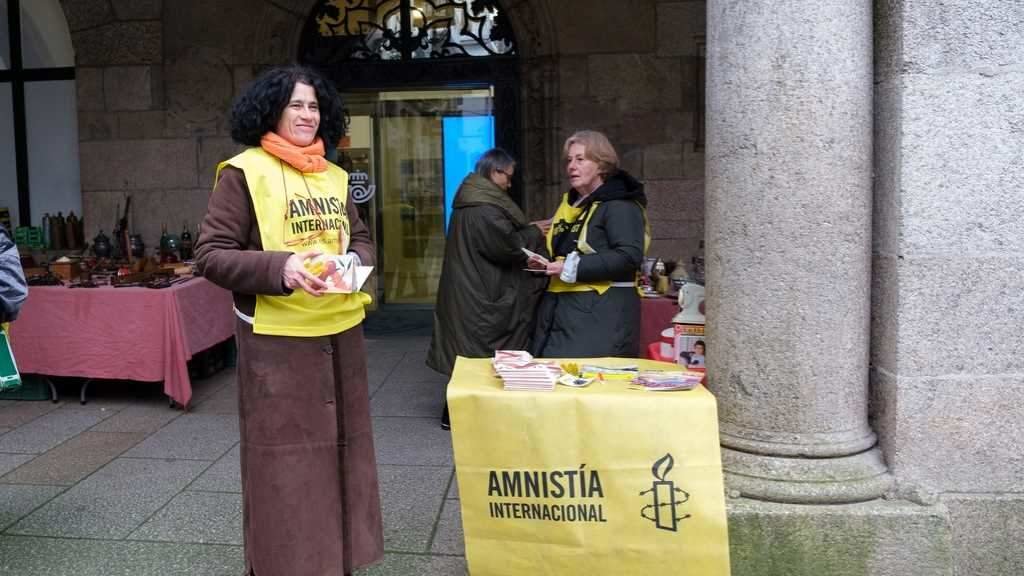 Acto reivindicativo de Amnistía Internacional fronte á sede de Correos en Santiago de Compostela, esta quinta feira. (Foto: Arxina)
