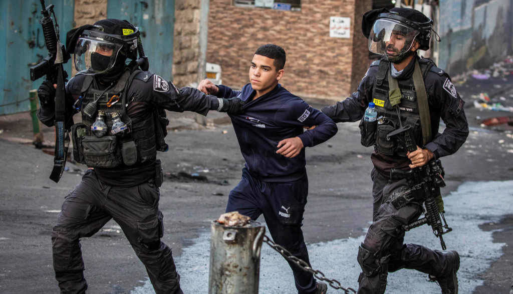 O exército de Isreal detén un mozo palestino durante unha das súas redadas (Foto: Ilia Yefimovich / dpa).
