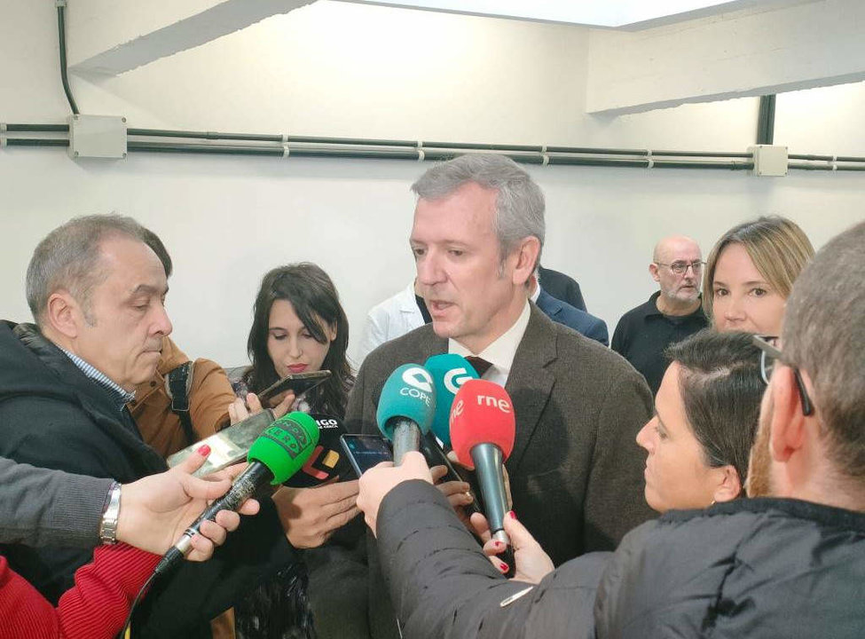 O presidente da Xunta da Galiza, Alfonso Rueda, atendendo os medios de comunicación. (Foto: Rodrigo Paz - Europa Press)