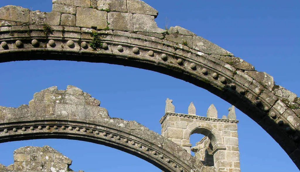 Arcos das ru&iacute;nas da igrexa de Santa Mari&ntilde;a (Foto: Colectivo Xea).
