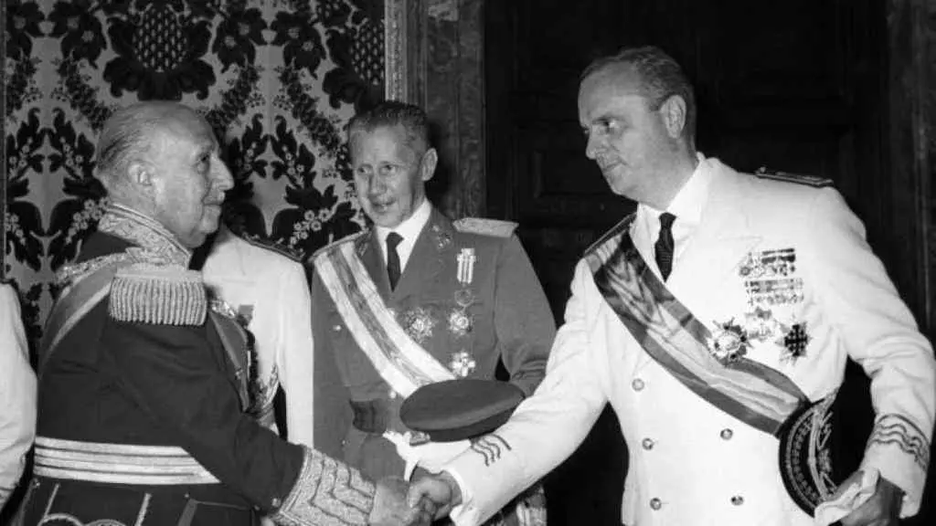 Fraga sa&uacute;da ao ditador Francisco Franco durante a recepci&oacute;n ofrecida no Sal&oacute;n do Trono do Palacio Real en 1966.