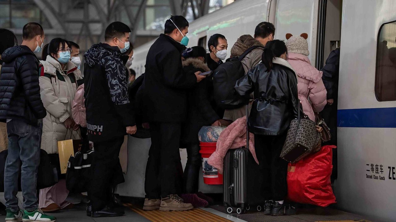 Persoas suben a un tren na estación de Wuhan, na China (Foto: Ren Yong / Zuma Press / Contacto Photo)