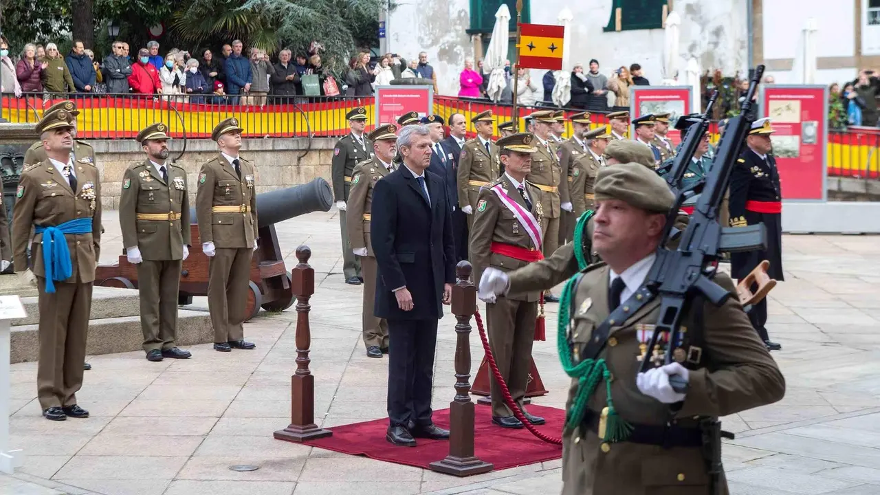 O presidente da Xunta, Alfonso Rueda, e o xeneral Juan Francisco Arrazola Mart&iacute;nez na celebraci&oacute;n da Pascua Militar na Coru&ntilde;a, o pasado 6 de xaneiro (Foto: Xunta).