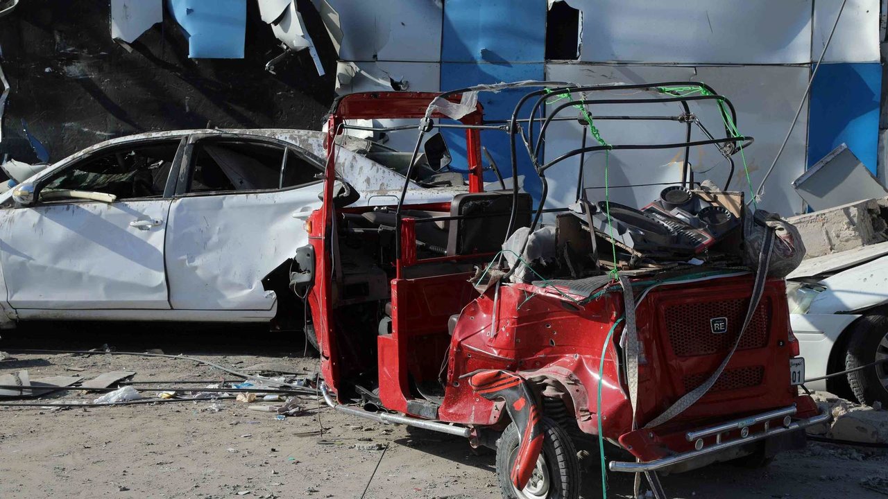 Vehículos destrozados nun atentado en Somalia no pasado mes de outubro (Foto: Hassan Bashi / Xinhua News / Contacto Photo).