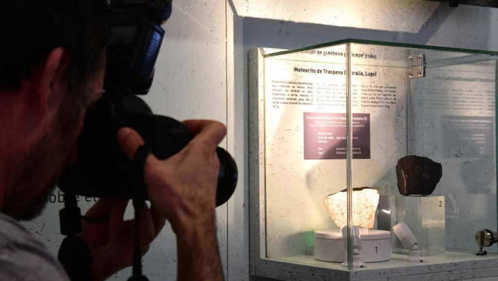 Presentación da exposición do meteorito na USC (Foto: Santi Alvite).
