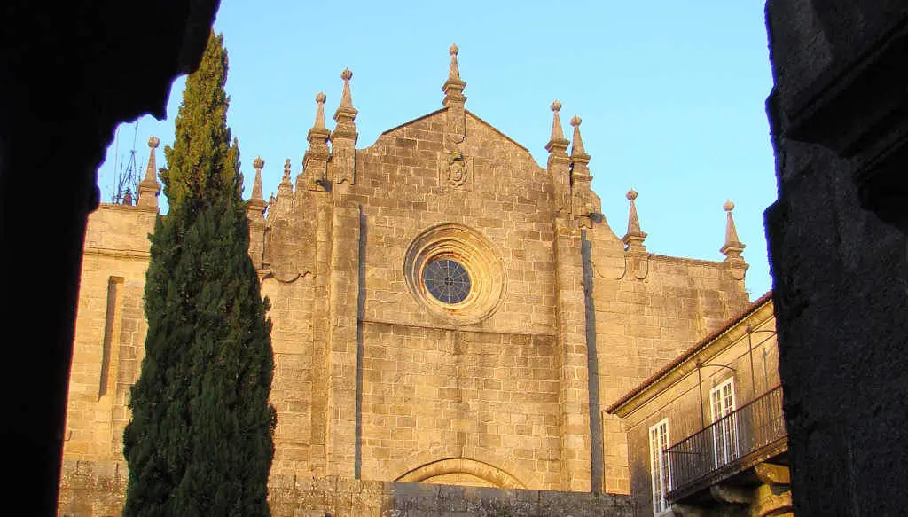 Detalle da catedral de Tui desde o seu claustro (Foto: H&eacute;itor Picallo).