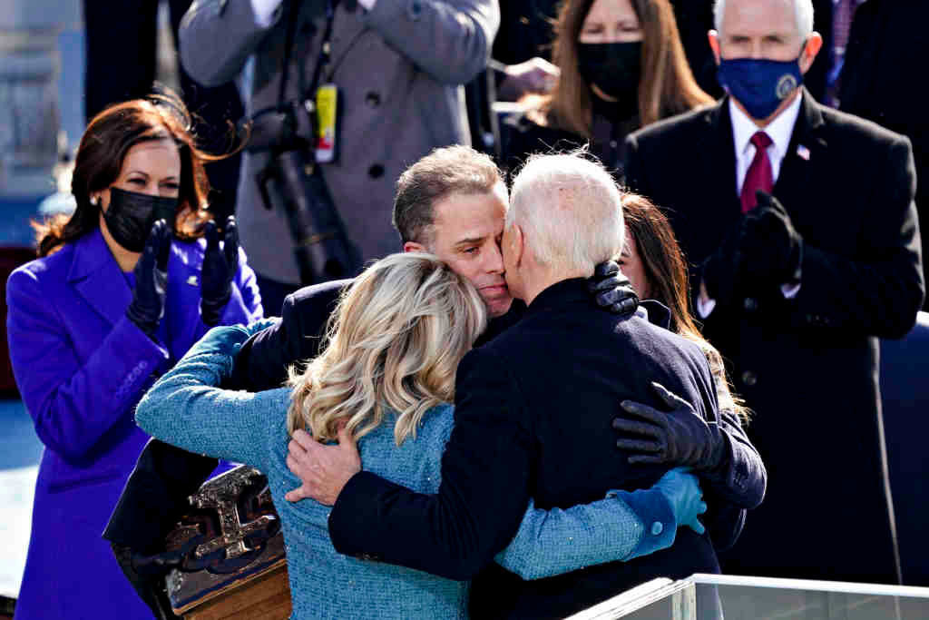 Hunter Biden abrazado coa súa familia durante a investidura de Joe Biden en 2021. (Foto: Europa Press)