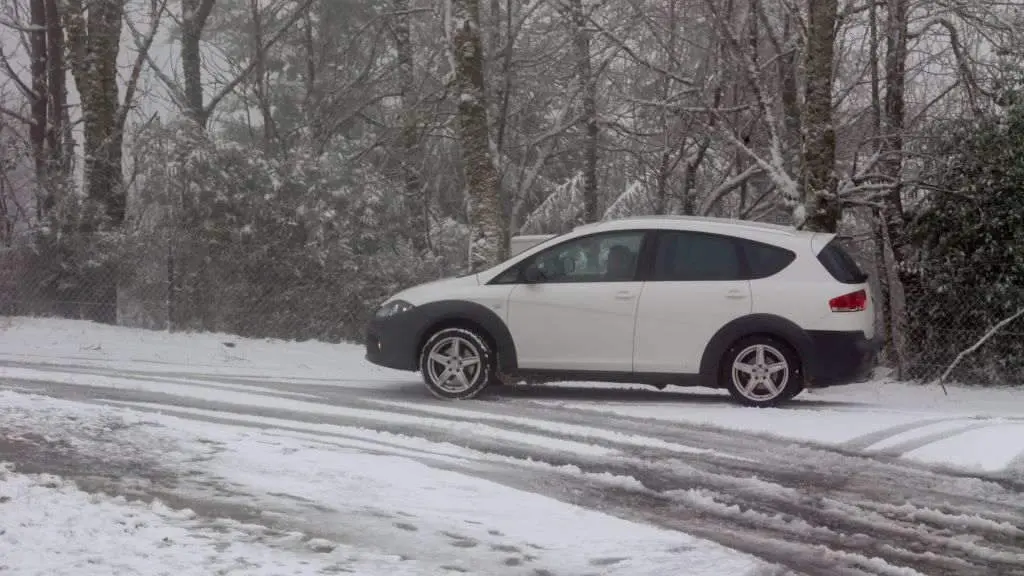 Un coche circula sobre a nieve no Cebreiro. (Foto: Carlos Castro / Europa Press).