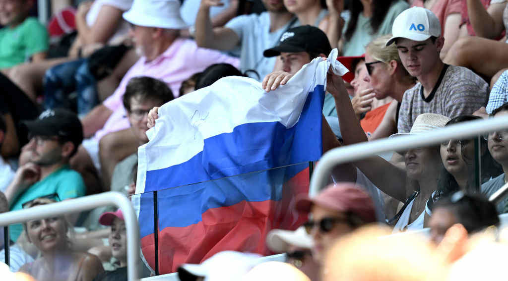 Momento do incidente coa bandeira rusa (Foto: AAPIMAGE / DPA).