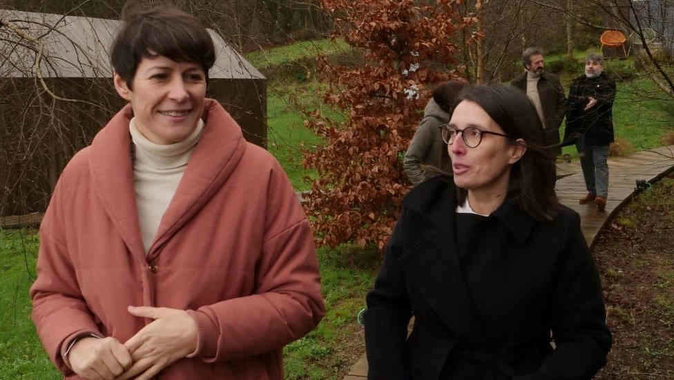 Ana Pontón e Pilar López, xerente de Moradas do Ulla (Foto: Nós Diario).