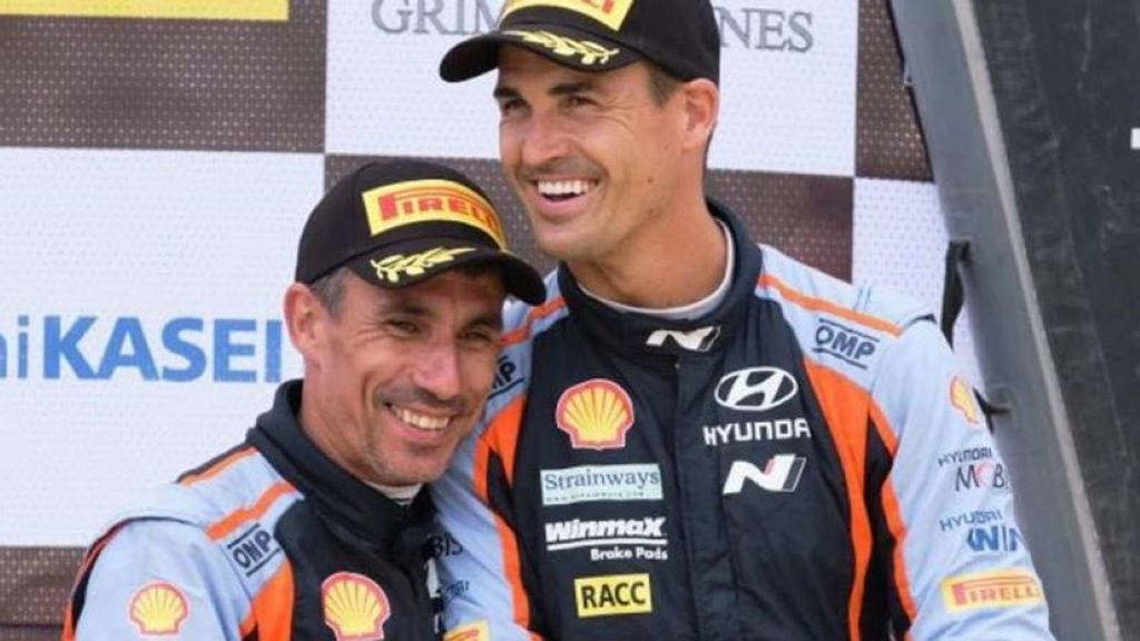 Cándido Carrera (esquerda), posa nun podium con Dani Sordo (Foto: Hyundai Motorsport).