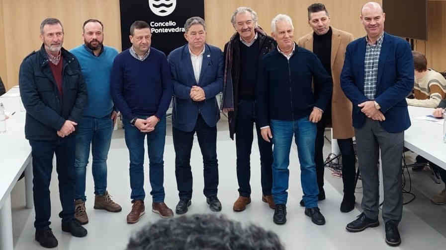 Os alcaldes, da esquerda á dereita, de Barro, Vilaboa, Cuntis, Pontevedra, Caldas, Poio, Ponte Caldelas e Bueu, na xuntanza (Foto: Nós Diario).