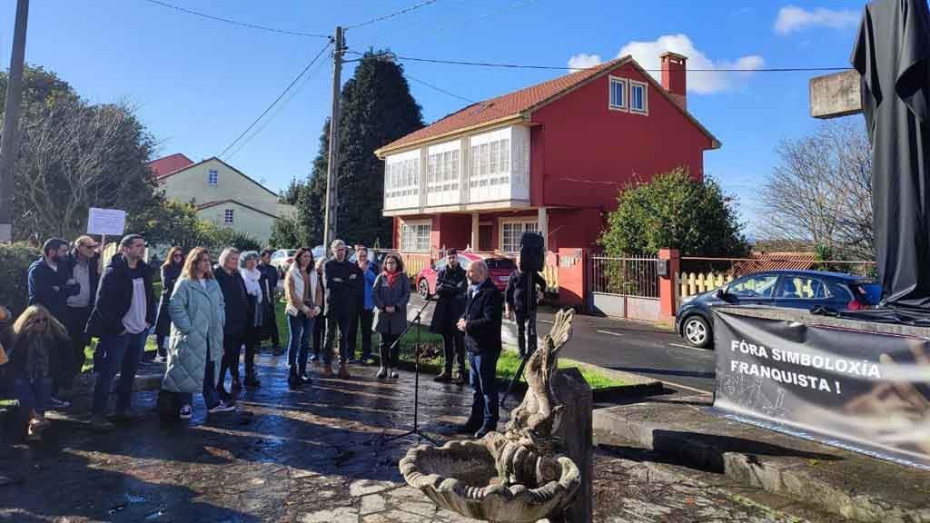 Concentración convocada polo BNG en Neda (Ferrolterra) para esixir a retirada da cruz dos caídos. (Foto: Nós Diario)