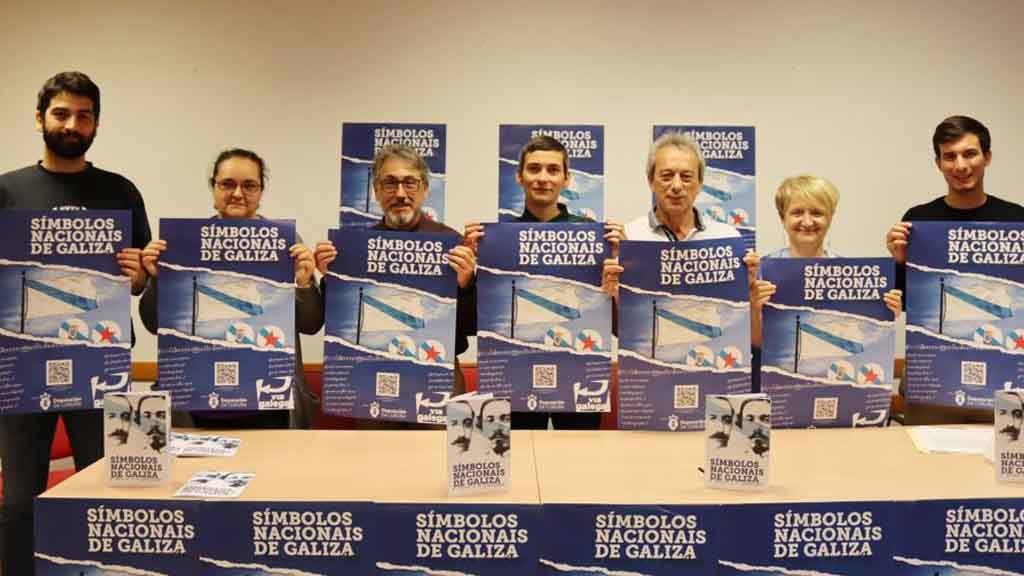 Integrantes da plataforma Via Galega na presentación da campaña 'Os símbolos nacionais da Galiza'. (Foto: Vía Galega)