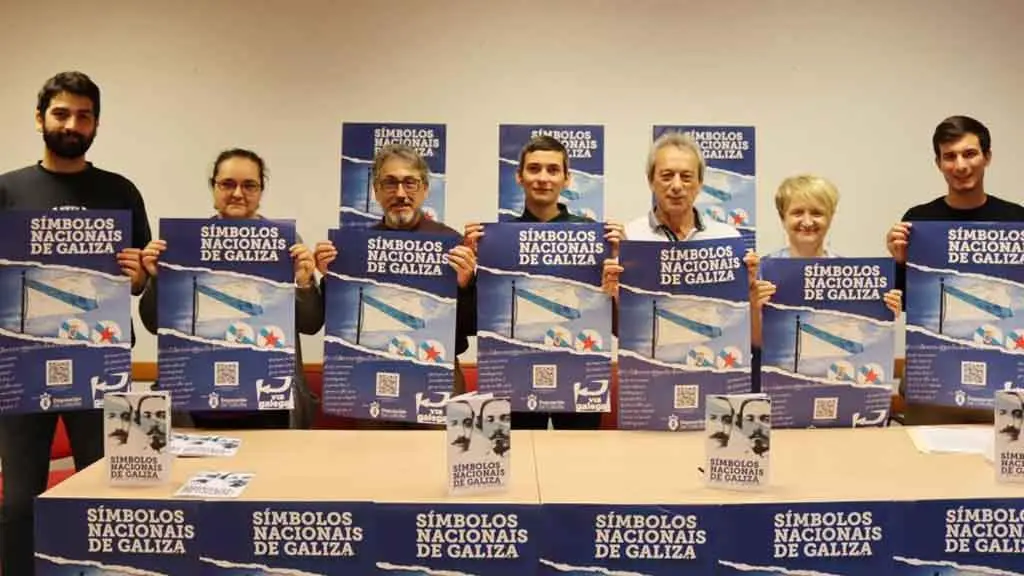 Integrantes da plataforma Via Galega na presentaci&oacute;n da campa&ntilde;a 'Os s&iacute;mbolos nacionais da Galiza'. (Foto: V&iacute;a Galega)