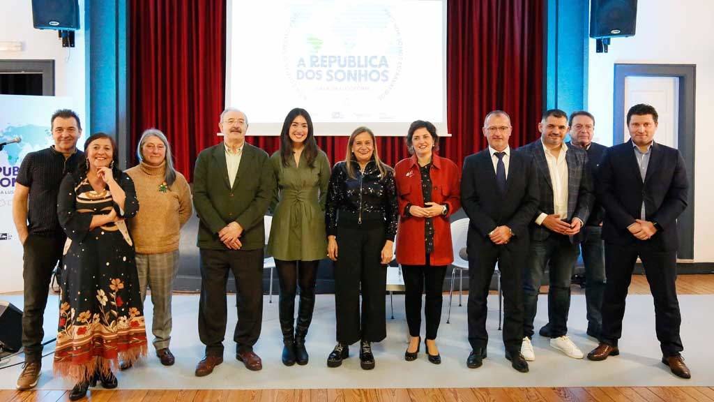 No centro, César Mosquera, Esther Estévez, Carmela Silva e Sandra González, xunto con outros participantes no encontro. (Foto: Deputación de Pontevedra)