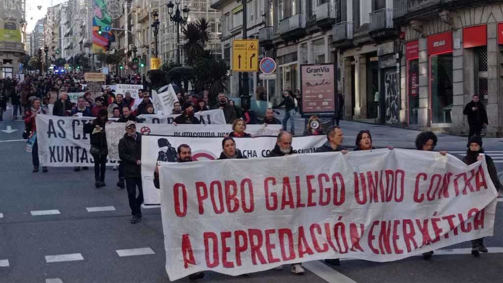 Colectivos sociais galegos percorreron este domingo 22 de xaneiro as rúas de Vigo en contra da 'depredación' enerxética. (Foto: Nós Diario)